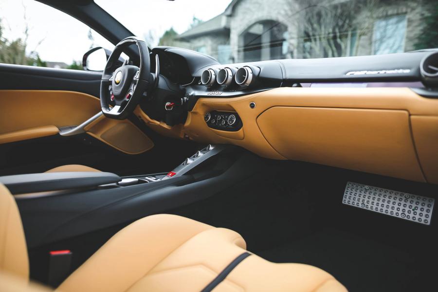 Интерьер Ferrari F12berlinetta The Magnum PI (226588) 2017 года  (фото 18 из 40)
